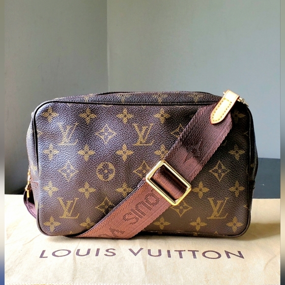 Authentic LOUIS VUITTON Trousse De Toilette 23 Crossbody Bag - Picture 2 of 13